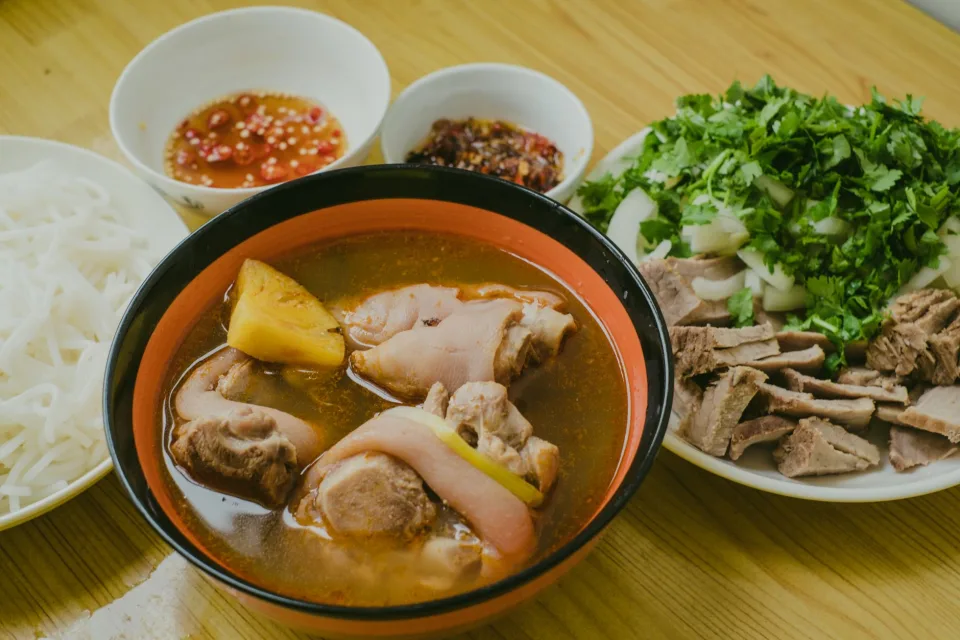 Bàn ăn tại Quán Cô Tiên